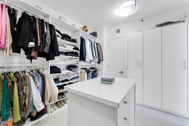 Building Photo - 19500 Turnberry Way