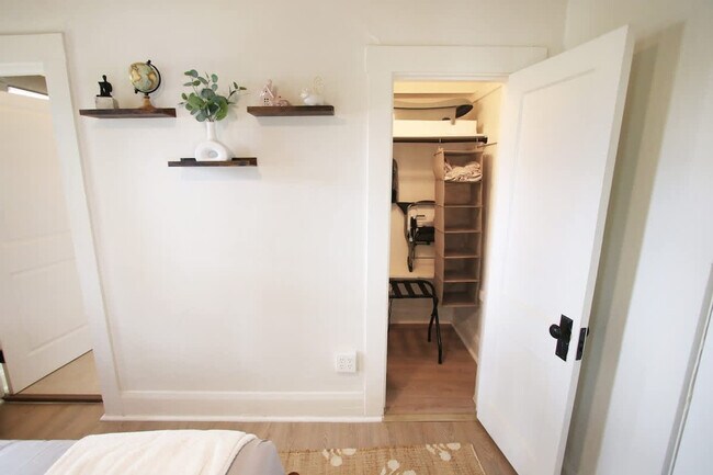 Building Photo - 102 W Emma St