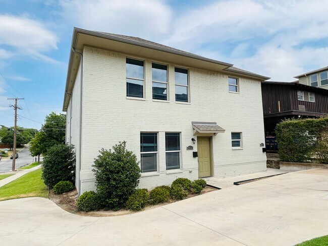 Building Photo - * MOVE IN SUMMER 6/27/2027 * $6500/$1300 per bed average 5 Bed 3 Bath 3 Block to TCU