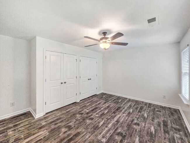 Building Photo - 1437 Balvaird Dr SE