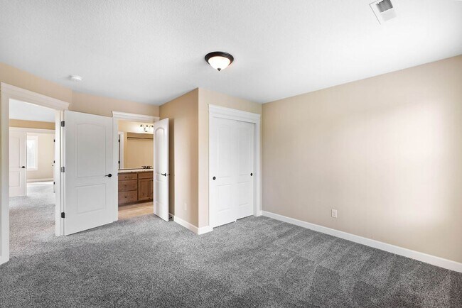 Building Photo - Beautiful Gated Fisher’s Landing Townhome with 4 Bedrooms, Gas Fireplace & Central AC