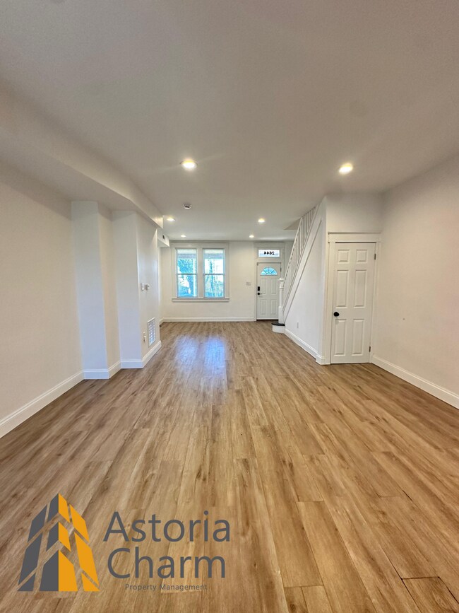 Building Photo - 3 Bedroom or 2 Bedroom with Den featuring Fenced Yard and Updated Kitchen