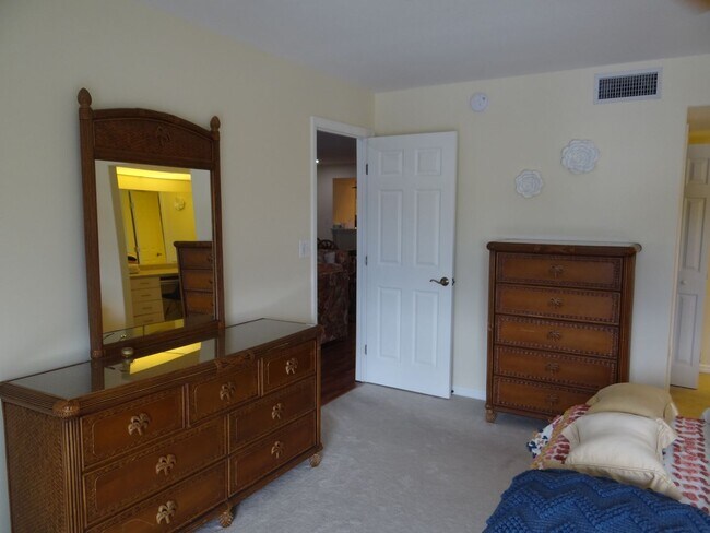 Building Photo - Banyon Pointe Condominium For Seasonal Rent reserve now for the 2027 season!