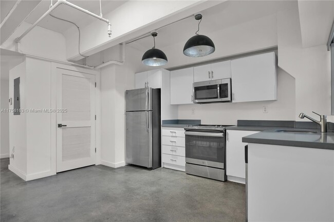 Building Photo - 4332 Collins Ave