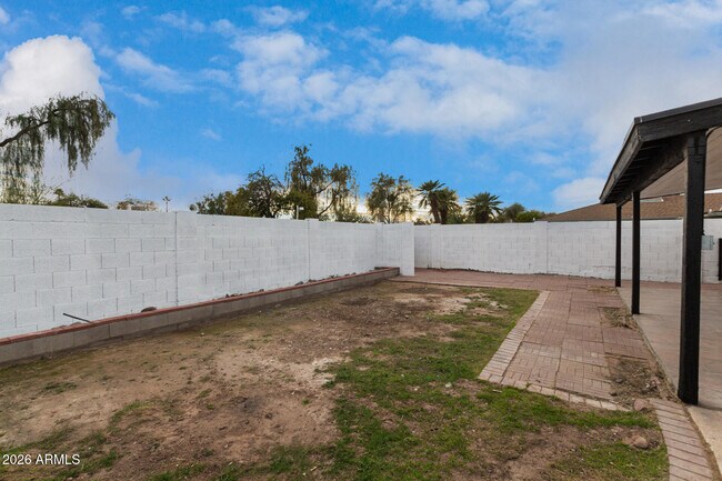 Building Photo - 1835 E Yale Dr