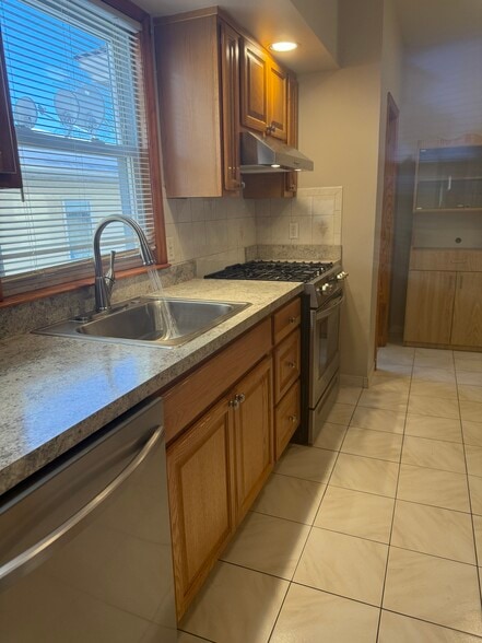 Kitchen - 67 Humboldt St