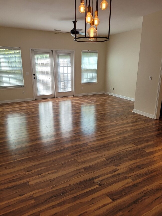 Building Photo - Spacious Three Bedroom Townhome in Wellstone!