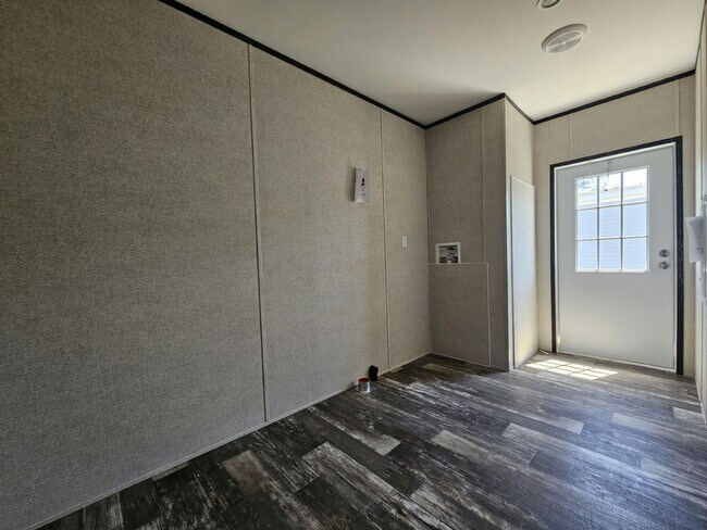 Building Photo - 6711 Hidden Oaks Dr