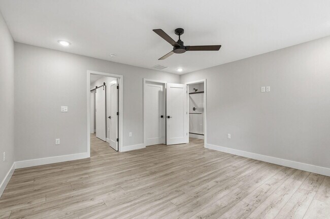 Building Photo - 2175 W Parkview Ave