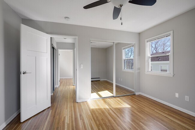 Building Photo - Remodeled 2 bed featuring new kitchen