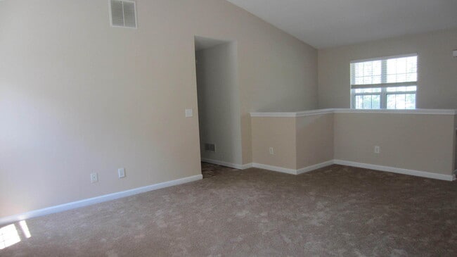 Building Photo - MOVE IN TODAY!  Large 4 bed 2 bath with bo...