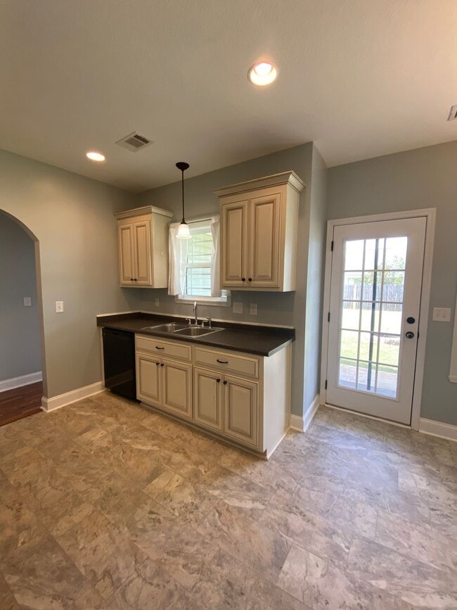 Building Photo - Adorable 3 bed/2 bath home! Great location!