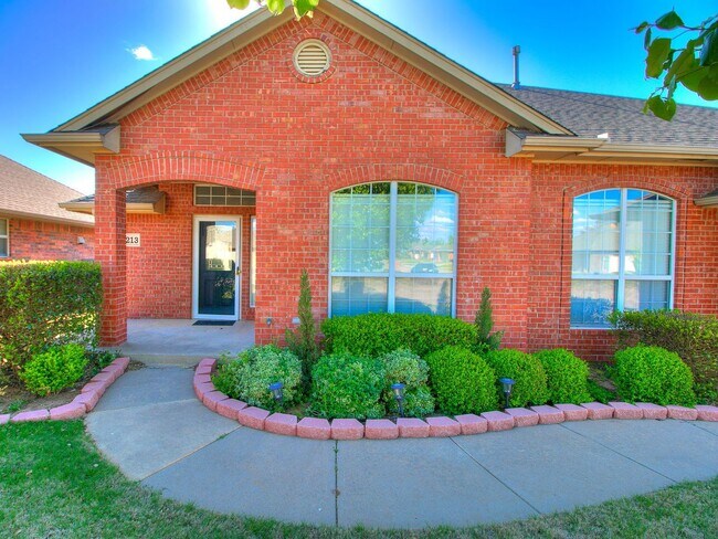 Building Photo - Beautiful Home With Lake View - 3 Bed + 2 Bath