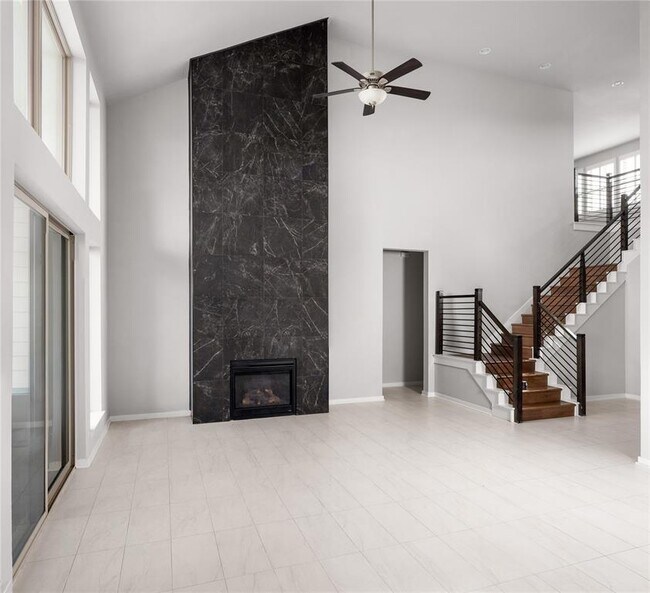 Building Photo - 595 Dayridge Dr