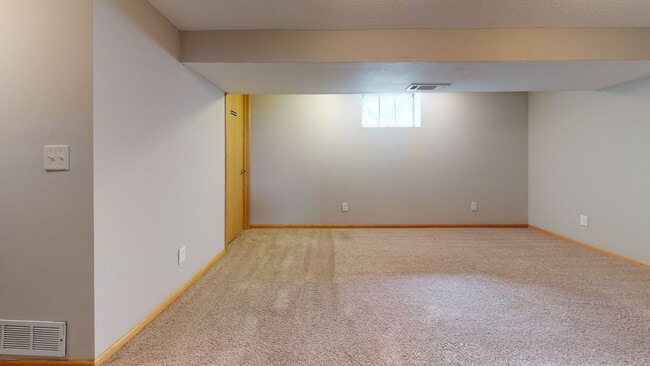 Building Photo - Affordable 5-Bedroom House / Close to U of...