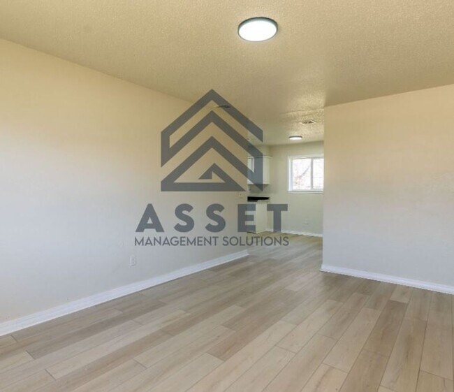 Building Photo - Lovely 4 Bed 1.5 Bath!!