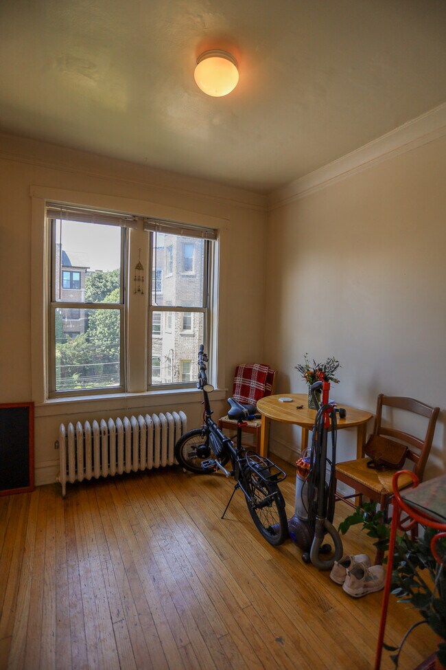 Building Photo - 1047 W North Shore Ave