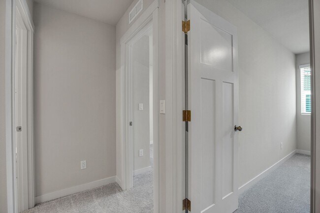 Building Photo - MODERN TIGARD TOWNHOME | ATTACHED 2-CAR GARAGE | FIREPLACE | PRIME LOCATION
