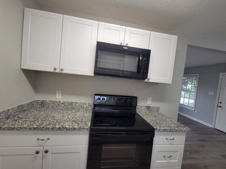 More Kitchen - 320 S Ashbel St