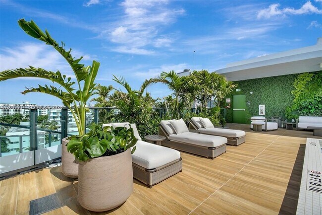 Building Photo - 9901 W Bay Harbor Dr