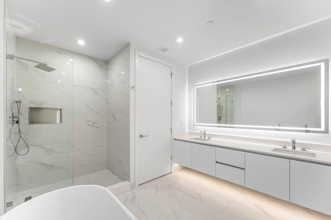 Building Photo - 220 Lake Shore Dr