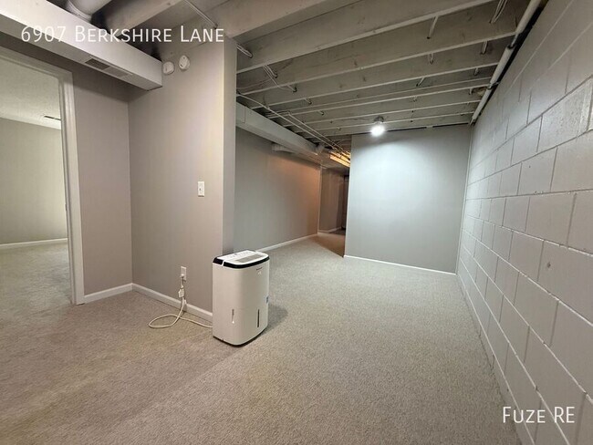 Building Photo - 6907 Berkshire Ln N