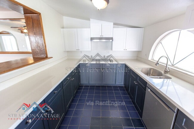 Building Photo - 8119 E Amelia Ave