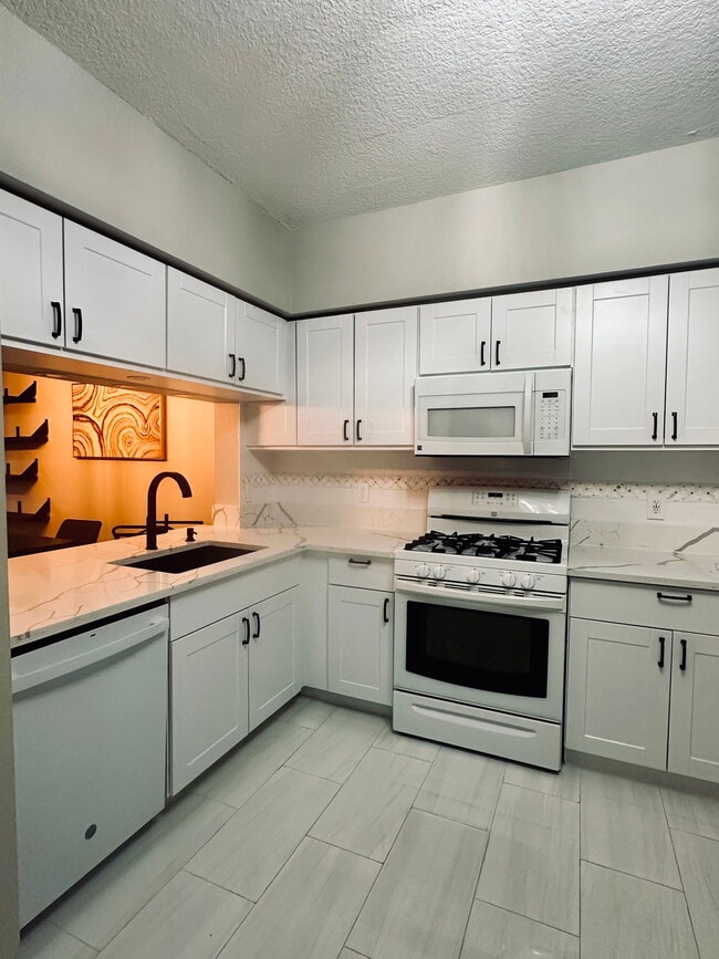 Building Photo - 7821 Sanibel Dr