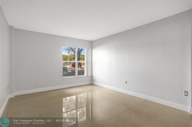 Building Photo - 4156 Inverrary Dr