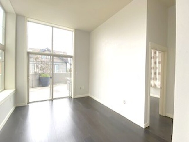 Building Photo - Sun-Filled Queen Anne Condo With Private E...