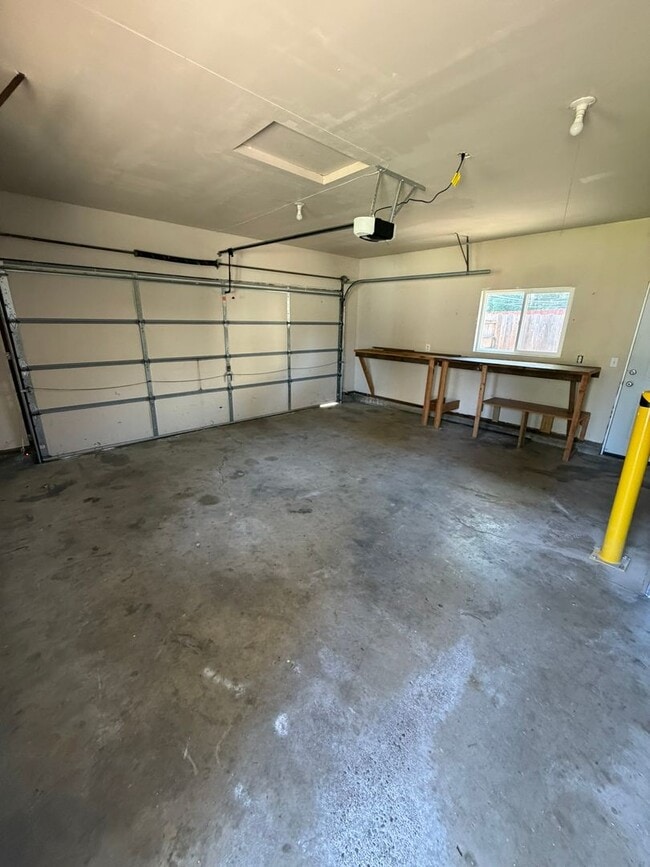 Building Photo - Beautiful 2 Bedroom on a Large Corner Lot!
