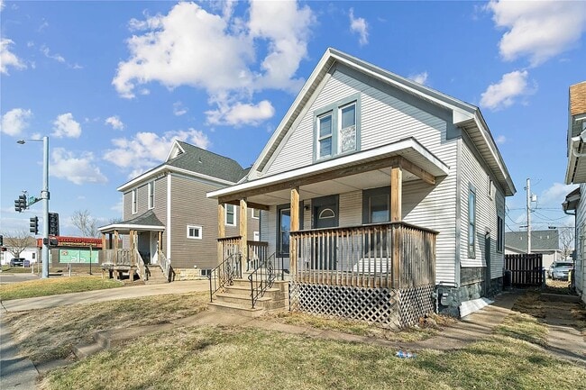 Building Photo - 452 8th Ave SW