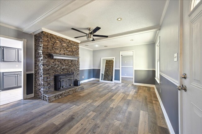 Building Photo - 3BED/2BATH REMODELED