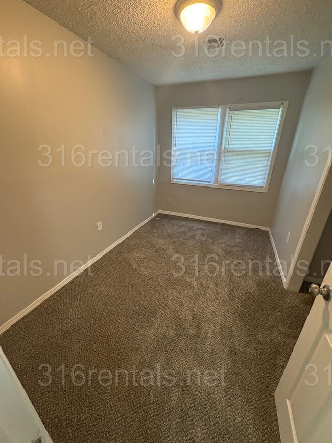 Building Photo - $925 - 3 bedroom / 1 bathroom - Single Fam...