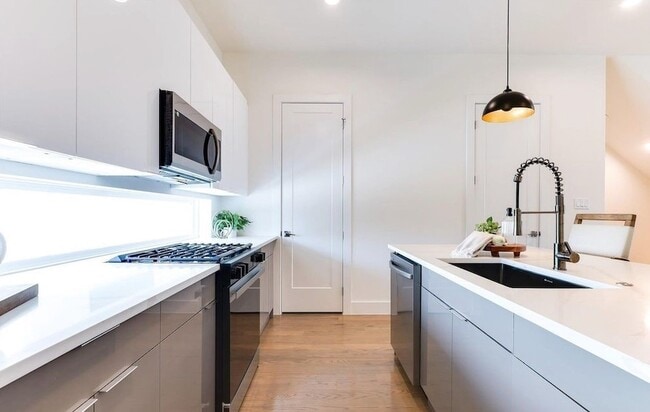 Building Photo - 1902 N Carroll Ave