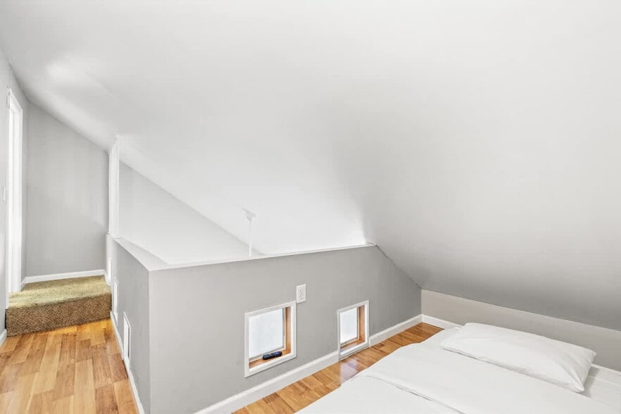 Building Photo - 5218 Beach Dr