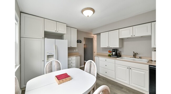 Kitchen - 5940 N Lydell Ave