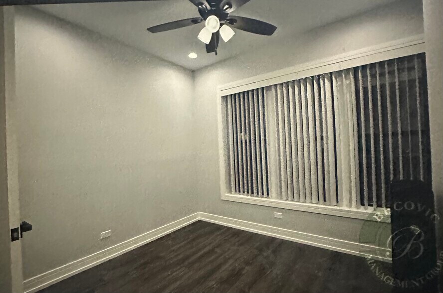 Building Photo - 1058 W Glenlake Ave