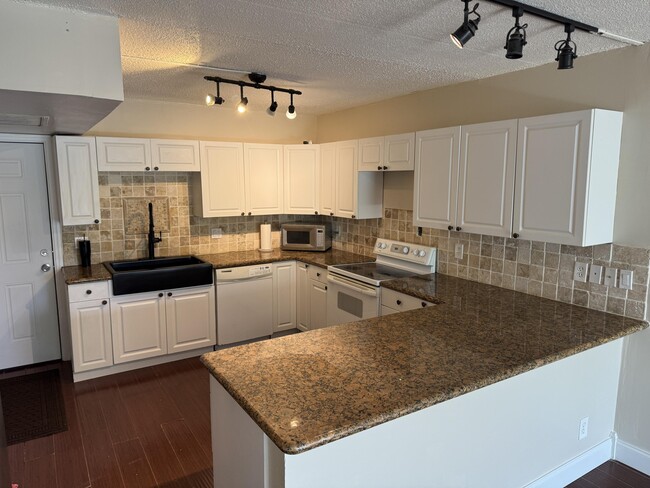 Building Photo - 725 Hummingbird Way