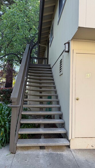 Independent entrance - 88 Flynn Ave