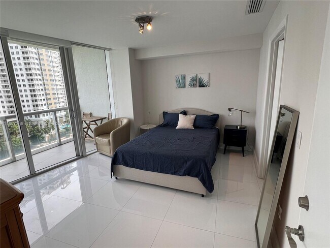 Building Photo - 465 Brickell Ave