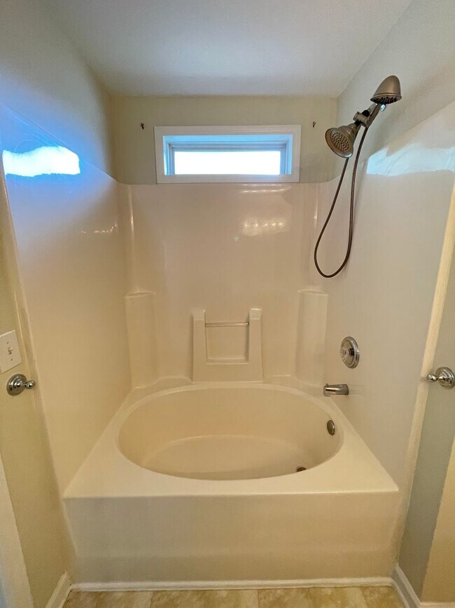 Building Photo - Beautiful, updated 3br 2.5 ba home with garage, fenced-yard in Home Valley Farms Now Available!