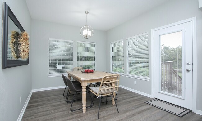 Building Photo - 131 Pine Rd