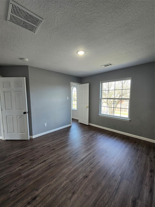 Building Photo - 5210 Benton Dr