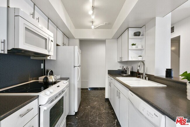 Building Photo - 906 N Doheny Dr