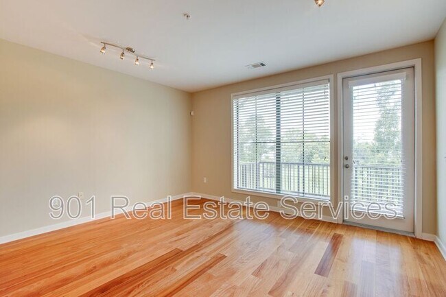Building Photo - 380 Island Dr