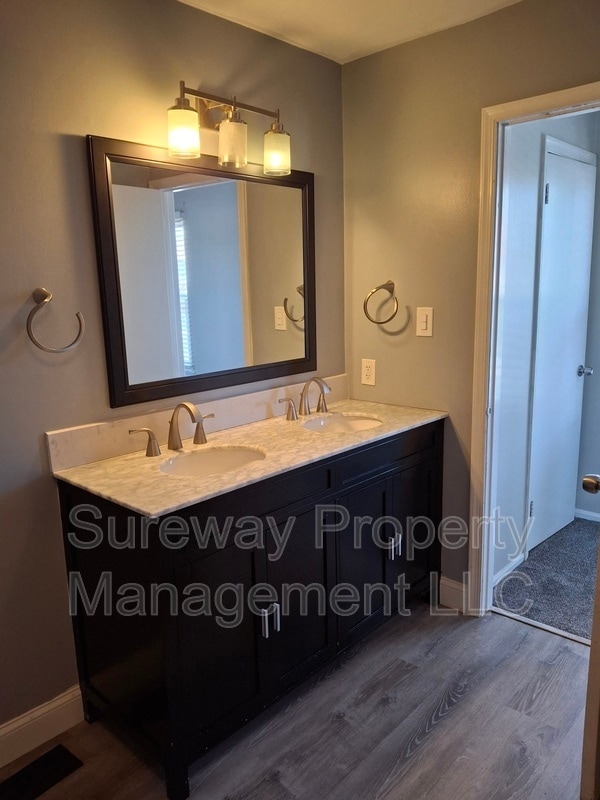 Building Photo - 127 Crown Prince Dr