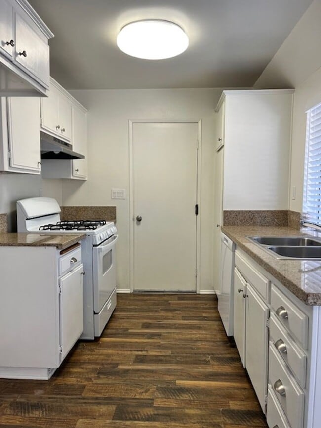 Building Photo - Todd Ranch Condo