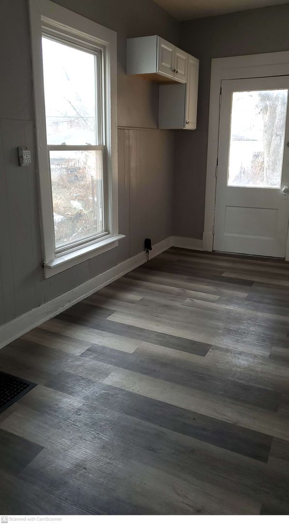 Building Photo - Renovated 3 bed 1 bath home with washer/dryer hook ups!