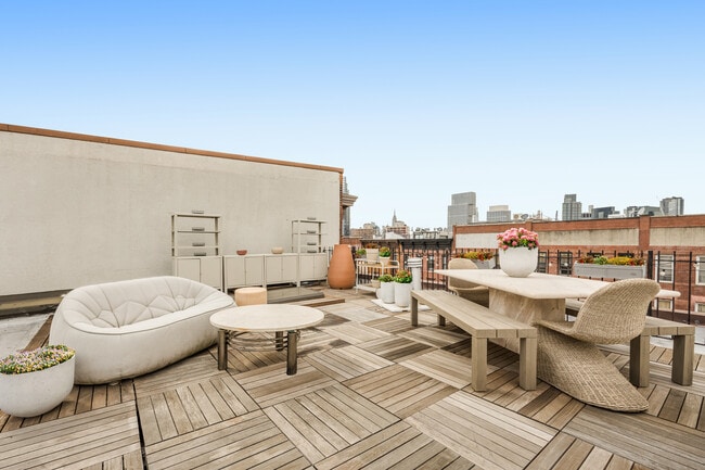 Building Photo - 118 Greenpoint Ave